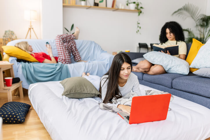 Etudiants Toulonnais dans leur appartement en location étudiante à Toulon 